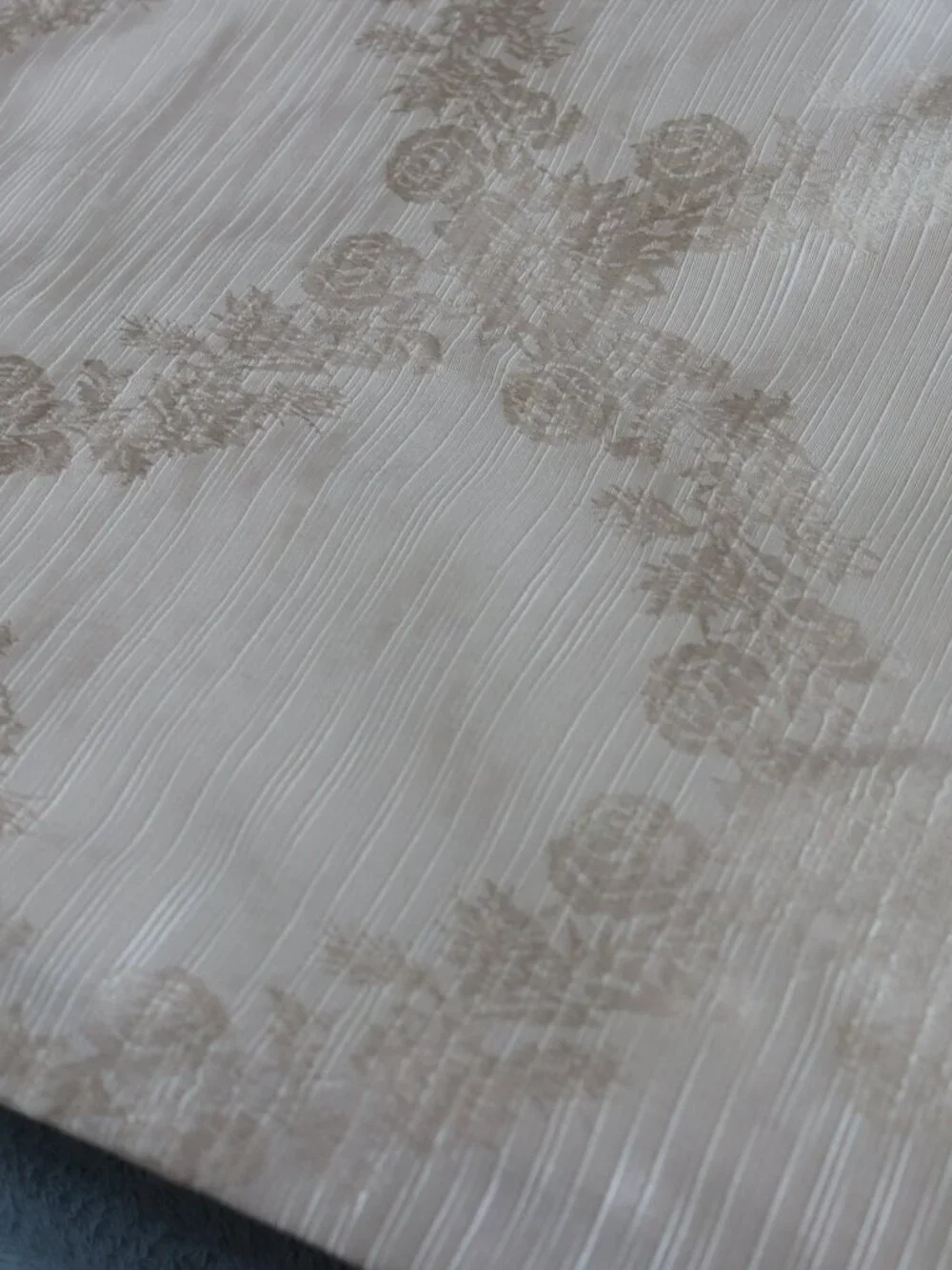 Kohls cream patterned 114x116 tablecloth.
